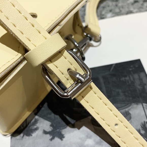 Yellow Cheese-Shaped Crossbody Bag - Picture 5 of 7